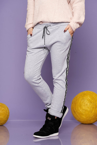 Pantaloni SunShine gri casual din bumbac cu un croi drept cu buzunare cu elastic in talie