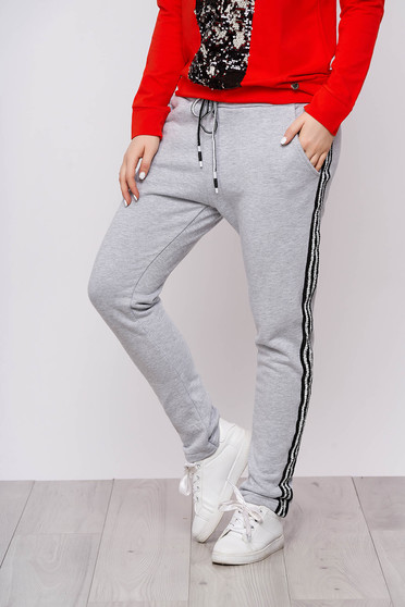 Pantaloni SunShine gri casual din bumbac cu un croi drept cu buzunare cu elastic in talie