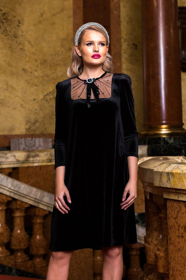 Rochie PrettyGirl neagra midi de ocazie din catifea cu croi larg cu maneci trei-sferturi si accesorizata cu brosa
