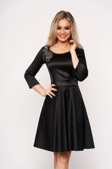 Rochie StarShinerS neagra de ocazie in clos cu maneci trei-sferturi si broderie aplicata manual