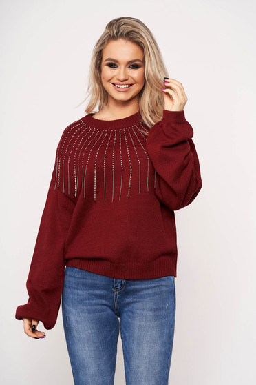 Pulover SunShine visiniu cu maneci lungi cu aplicatii cu pietre strass si lantisoare cu decolteu rotunjit