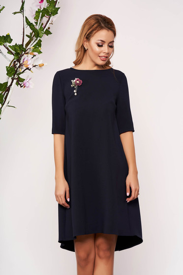 Rochie StarShinerS albastru-inchis eleganta din stofa cu croi larg asimetrica cu maneci trei-sferturi accesorizata cu brosa