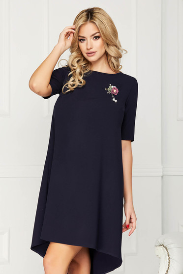 Rochie StarShinerS albastru-inchis eleganta din stofa cu croi larg asimetrica cu maneci trei-sferturi accesorizata cu brosa