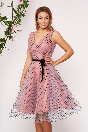 Rochie StarShinerS roz prafuit midi de ocazie din tul cu buline in clos fara maneci