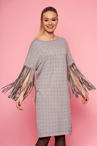 Rochie SunShine gri eleganta tricotata cu croi larg fara captuseala cu maneci trei-sferturi cu franjuri si aplicatii cu pietre strass
