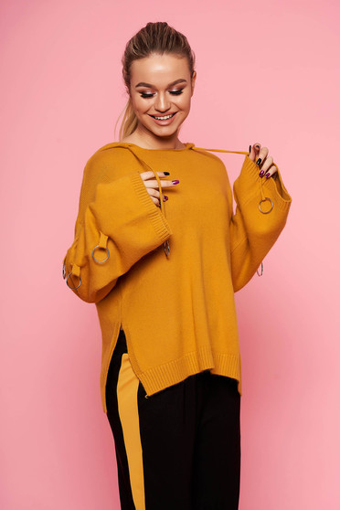 Pulover SunShine mustariu casual tricotat scurt cu croi larg cu gluga nedetasabila si accesorii metalice