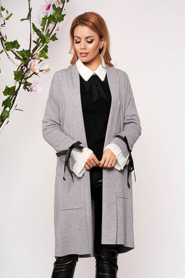 Cardigan SunShine gri elegant lung tricotat accesorizat cu fundite fara captuseala cu buzunare in fata