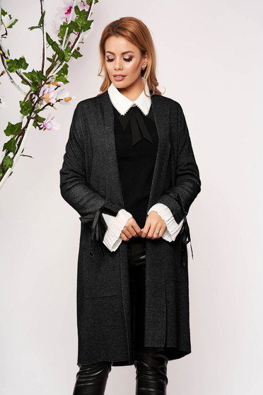 Cardigan SunShine negru elegant lung tricotat accesorizat cu fundite si buzunare frontale