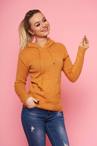 Pulover SunShine mustariu casual scurt tricotat cu maneci lungi cu gluga si un buzunar in fata