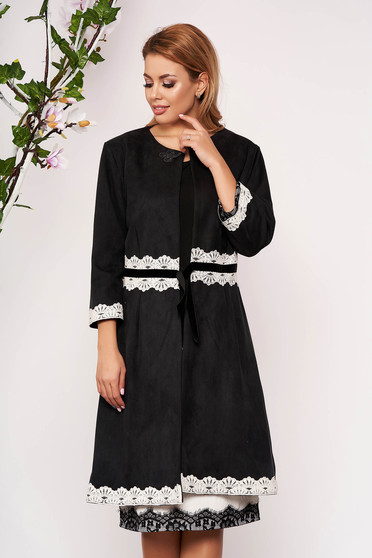 Trench negru elegant din velur cu un croi drept cu insertii de broderie fara captuseala cu maneci trei-sferturi