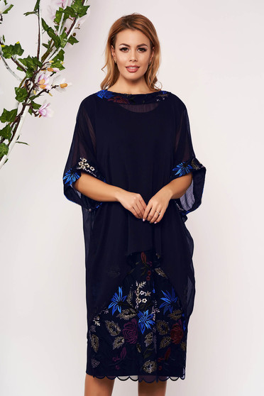 Compleu albastru-inchis elegant cu rochie cu un croi drept cu insertii de broderie si suprapunere cu voal