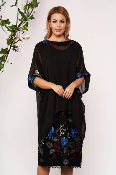Compleu negru elegant cu rochie cu un croi drept cu insertii de broderie si suprapunere cu voal