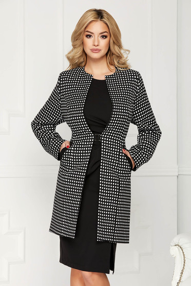 Trench alb elegant din stofa cu un croi drept cu buzunare si imprimeuri grafice
