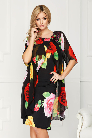 Rochie neagra eleganta midi din voal cu un croi drept cu brosa in forma de floare si imprimeu floral
