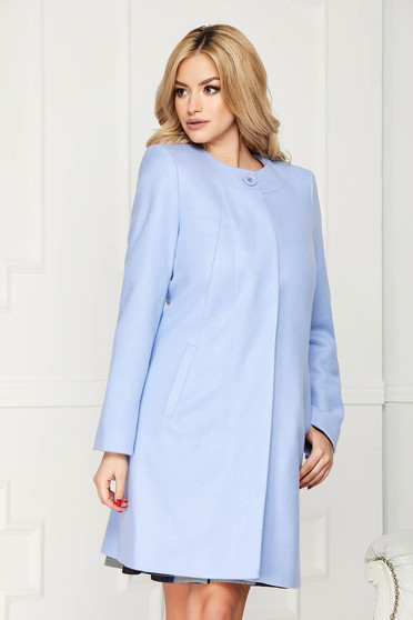 Trench albastru-deschis elegant scurt din lana cu un croi drept si inchidere cu un nasture