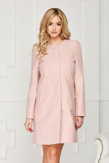 Trench roz prafuit elegant scurt din lana cu un croi drept si inchidere cu un nasture