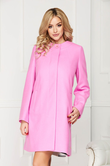 Trench roz elegant scurt din lana cu un croi drept si inchidere cu un nasture