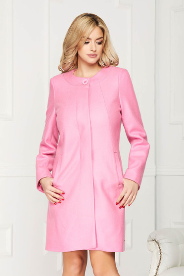 Trench roz deschis elegant scurt din lana cu un croi drept si inchidere cu un nasture