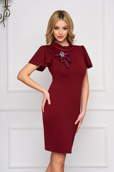 Rochie SunShine visinie eleganta scurta tip creion din stofa cu maneca scurta si accesorizata cu brosa