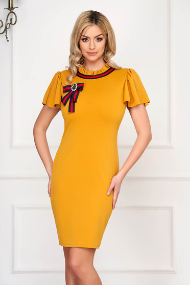 Rochie SunShine mustarie eleganta scurta tip creion din stofa cu maneca scurta si accesorizata cu brosa