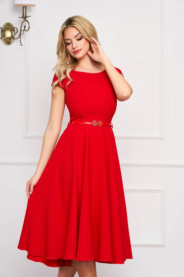 Rochie StarShinerS rosie midi de ocazie in clos accesorizata cu o centura