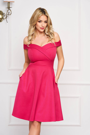 Rochie StarShinerS fuchsia midi de ocazie din stofa usor elastica in clos cu aplicatii cu sclipici si umeri goi
