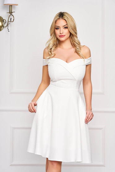Rochie StarShinerS alba midi de ocazie din stofa usor elastica in clos cu aplicatii cu sclipici si umeri goi
