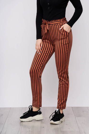 Pantaloni SunShine caramizii casual din material subtire cu buzunare cu cordon detasabil si imprimeu cu dungi