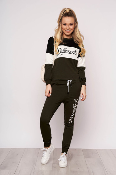 Trening dama SunShine khaki casual din bumbac din 2 piese cu pantalon cu buzunare si imprimeu cu scris
