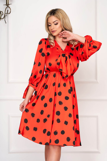 Rochie portocalie eleganta midi in clos din satin cu buline si elastic in talie