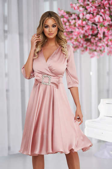 Rochii de nunta elegante, din satin, Rochie PrettyGirl roz deschis eleganta midi in clos din satin creponat accesorizata cu catarama - StarShinerS.ro