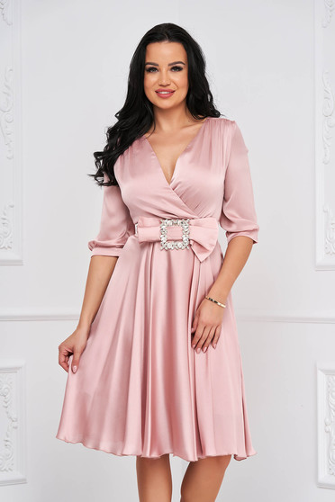 Rochii elegante, marimea L, Rochie din satin roz deschis midi in clos accesorizata cu o catarama - PrettyGirl - StarShinerS.ro