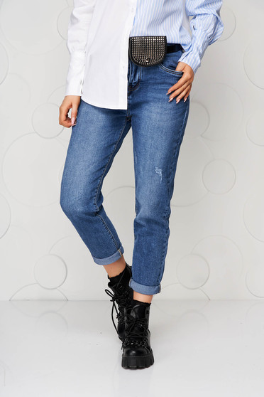 Blue jeans accessorized with belt high waisted loose fit