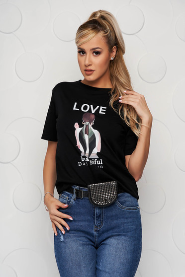 Black t-shirt loose fit with rounded cleavage with graphic details