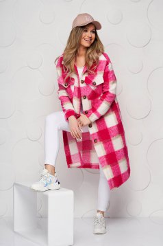 Jacheta tip camasa roz in carouri cu croi larg din material pufos
