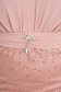 Rochie PrettyGirl roz prafuit tip creion fusta din material satinat si suprapunere de voal accesorizata cu brosa 4 - StarShinerS.ro