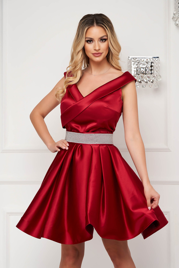 Burgundy dress from satin cloche occasional accessorized with a waistband on the shoulders