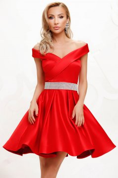 Red dress from satin cloche occasional accessorized with a waistband on the shoulders