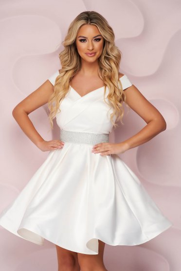 White dress from satin cloche occasional on the shoulders short cut