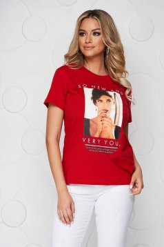 Red t-shirt cotton loose fit with rounded cleavage