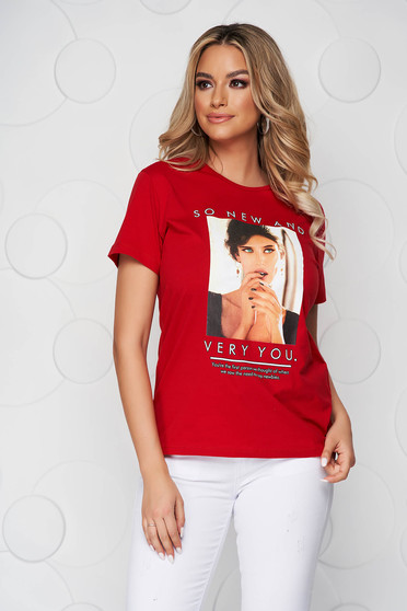 Red t-shirt cotton loose fit with rounded cleavage with graphic details