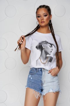 White t-shirt cotton loose fit with rounded cleavage accessorized with chain