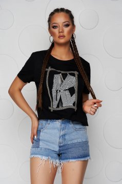 Black t-shirt cotton loose fit with rounded cleavage with graphic details