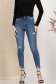 Blugi lungi albastri skinny cu mici rupturi de material si accesoriu tip curea 6 - StarShinerS.ro