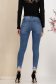 Blugi lungi albastri skinny cu mici rupturi de material si accesoriu tip curea 4 - StarShinerS.ro
