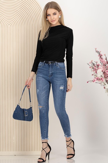 Blugi lungi albastri skinny cu mici rupturi de material si accesoriu tip curea