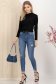 Blugi lungi albastri skinny cu mici rupturi de material si accesoriu tip curea 2 - StarShinerS.ro