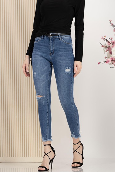 Blugi lungi albastri skinny cu mici rupturi de material si accesoriu tip curea