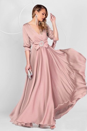 Rózsaszín ruhák, Hosszú világos rózsaszínű alkalmi muszlin ruha harang alakú gumirozott derékrésszel kivágott ujjrész - StarShiner.hu
