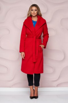 Palton SunShine rosu imblanit cu un croi drept din material gros si cordon detasabil
